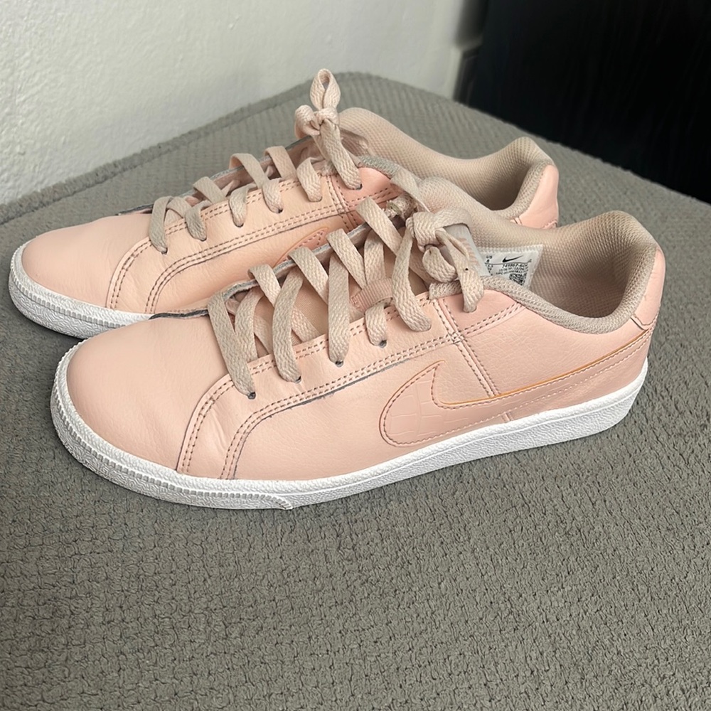 Women’s Nike court royale